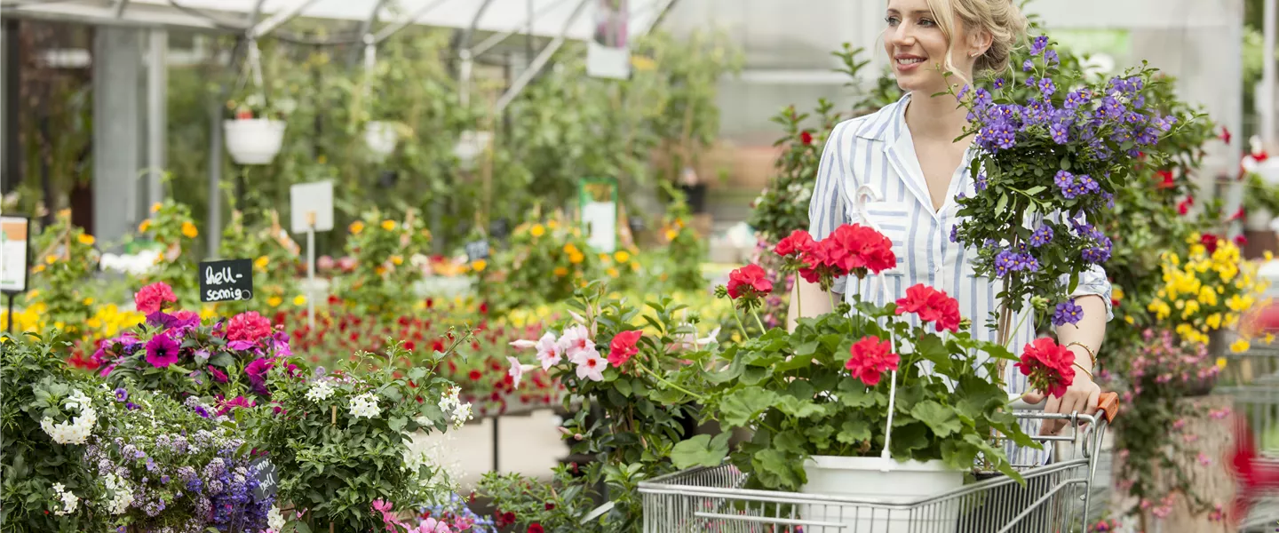 Gartencenter mit Frau