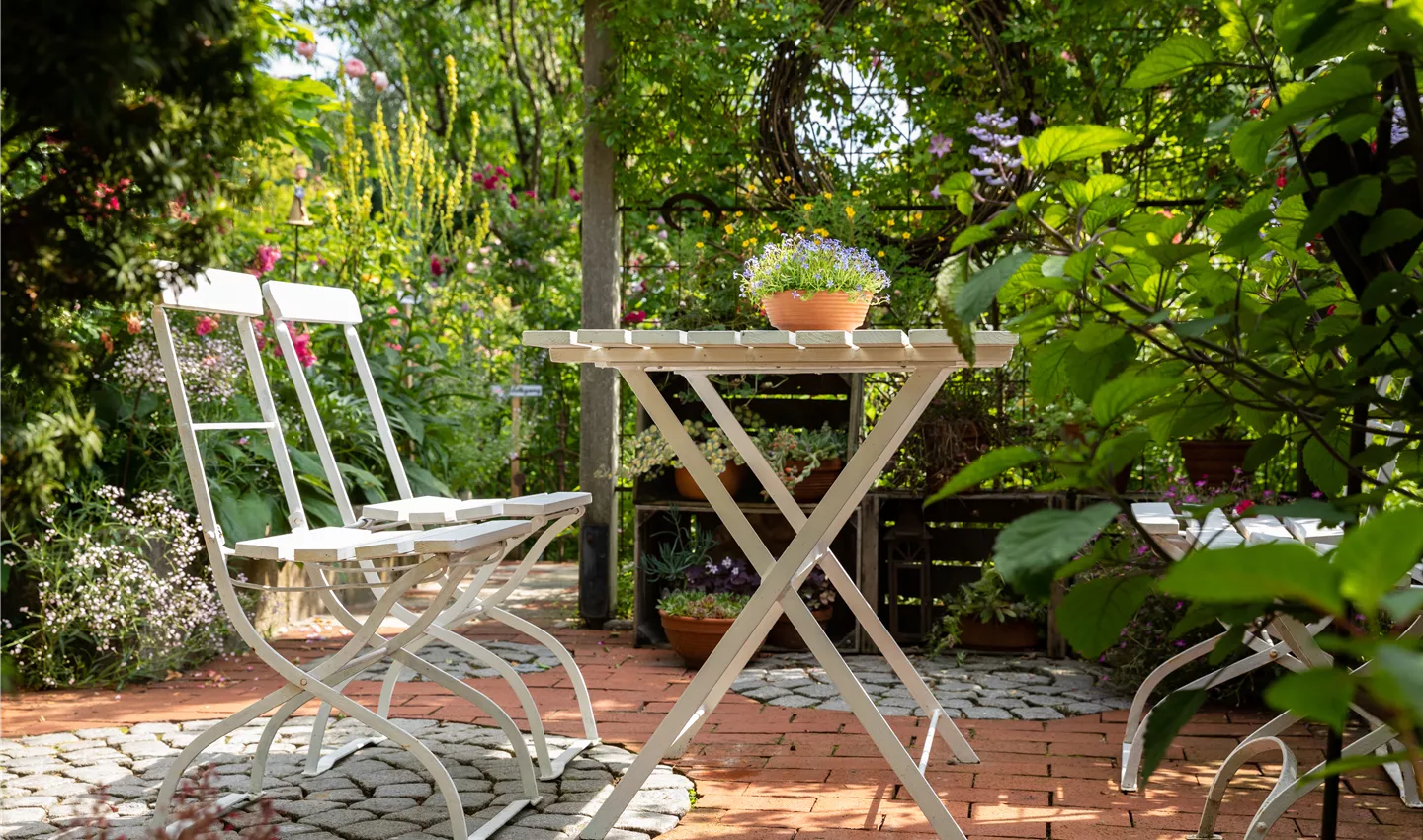 Terrasse mit Gartenmöbel